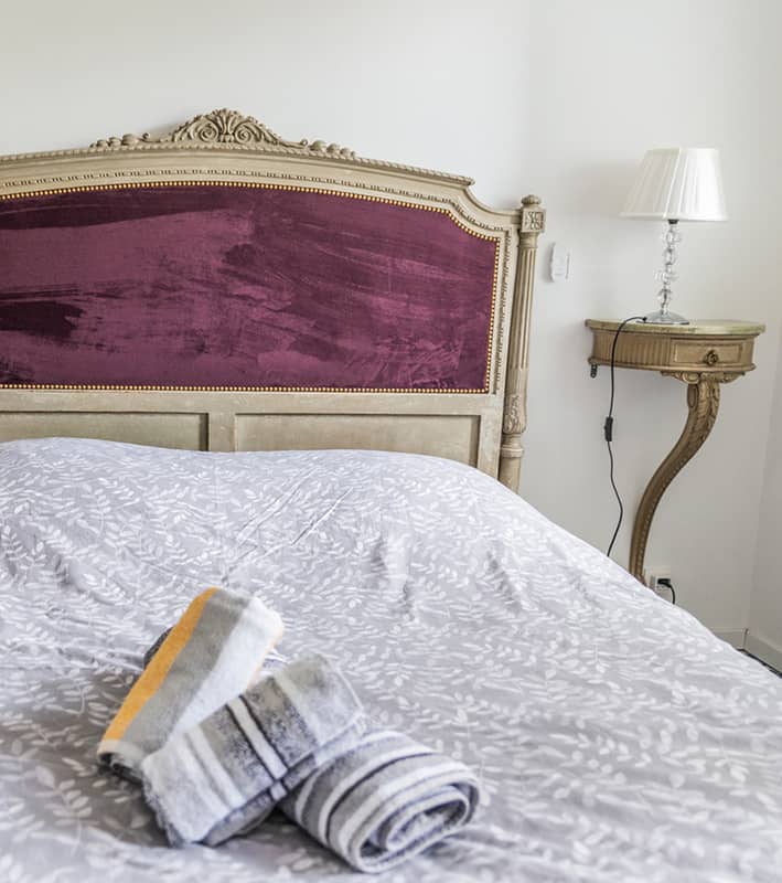 Lit avec des serviettes de la location en Auvergne 