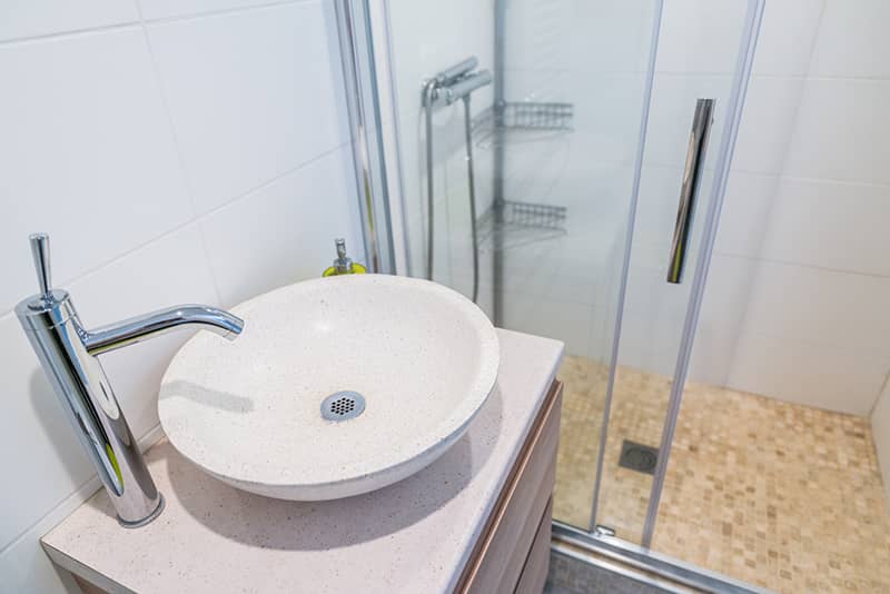 Salle d'eau moderne avec lavabo et douce