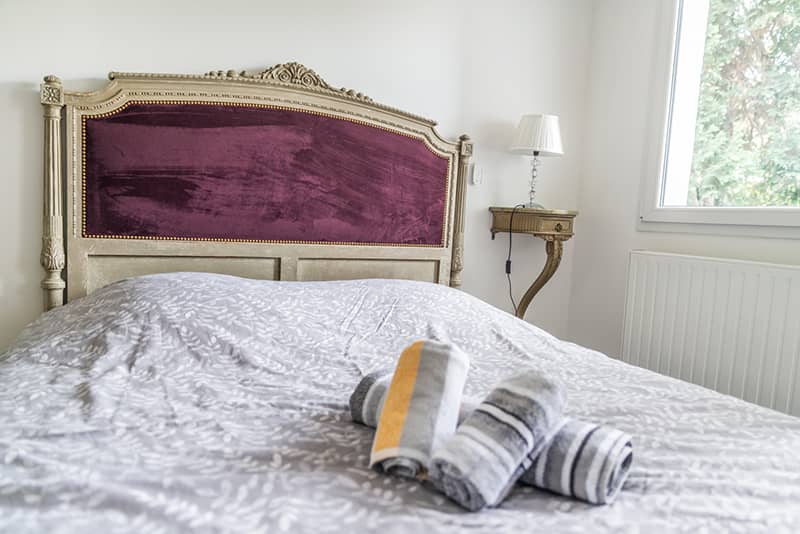 Lit avec serviette d'une location en Auvergne