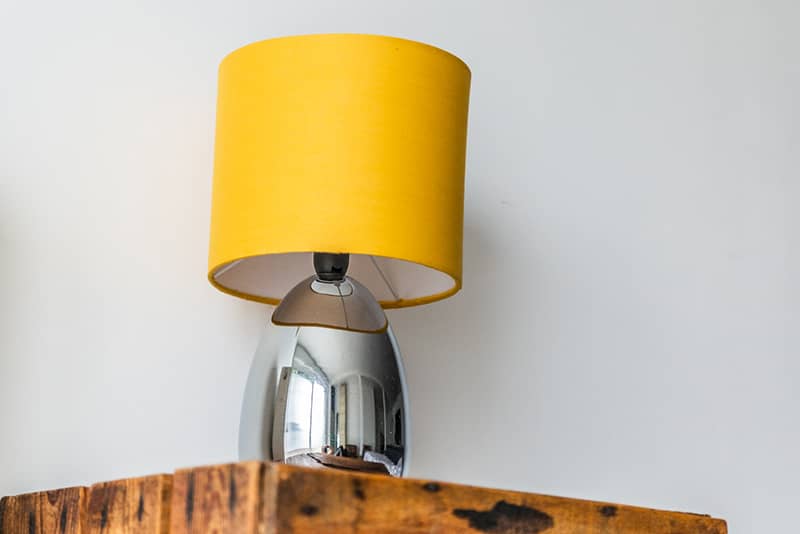 Lampe posée sur une caisse à pomme écologique