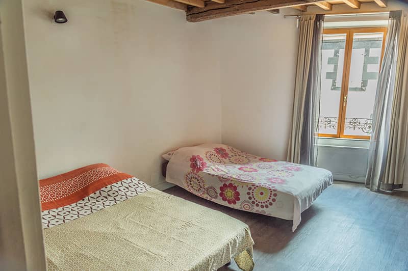 Chambre avec deux lits