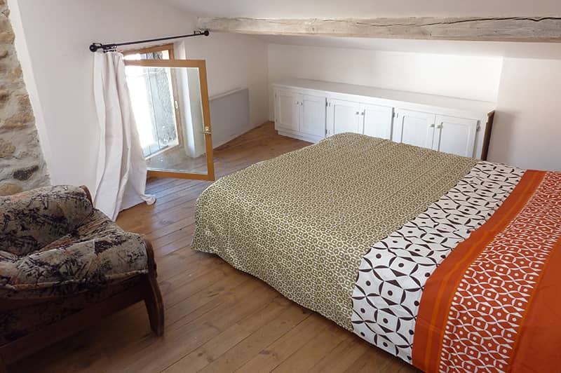 Chambre sous les toîts d'une maison en Auvergne