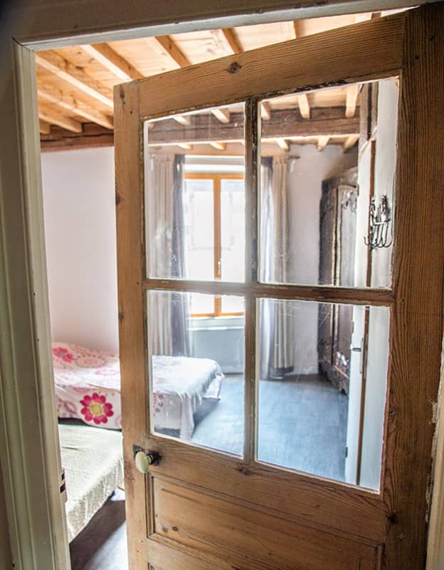 Chambre d'un logements en location touristique avec des rangements